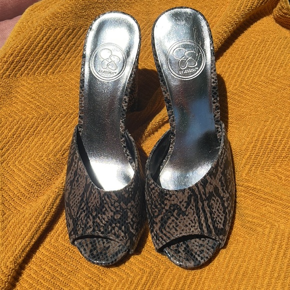 Jessica Simpson snakeskin reptile with unique inlaid wood heels - Picture 9 of 9